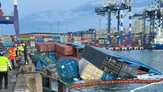 Ужас в Истанбул: Бомба в морето, кораб се преобърна СНИМКИ