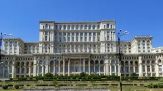 Бял дим от румънския парламент, какво се случва?