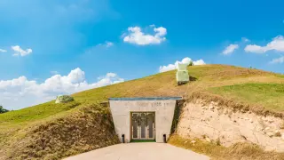 Уникалната наша гробница с кариатидите привлича туристи от цял свят 