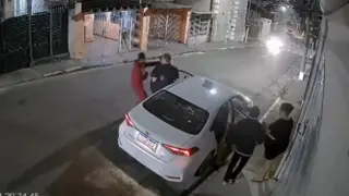 Зрелищни ВИДЕА: Нападнаха семейство с автомобил, но вижте какво се случи след това