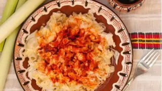 Салатка с кисело зеле - перфектна е за Коледа