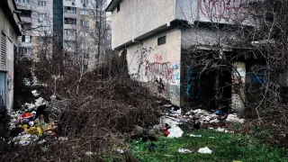 Грознa гледка: Показаха "украсата" край блок в София СНИМКИ