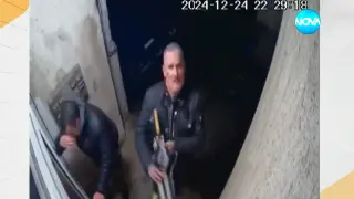 Ей такова нещо не сте виждали: С чук, нож и чадър двама мъже влязоха във вход в Горна Оряховица и... ВИДЕО