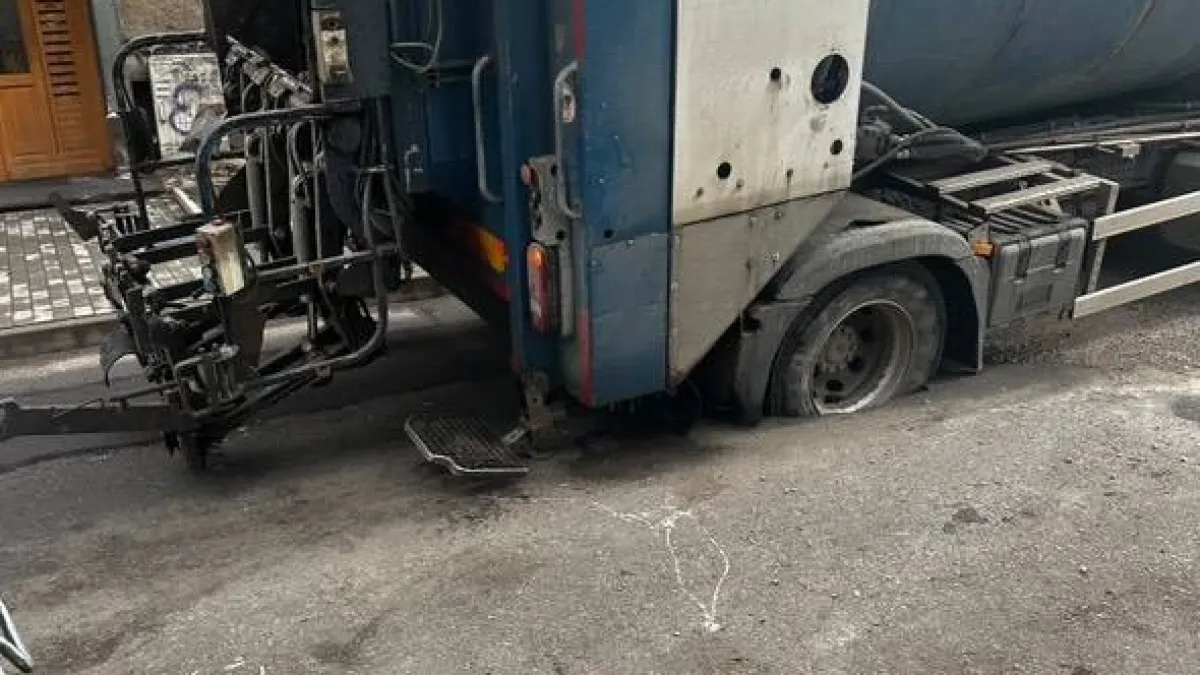Боклукчийски камион падна в дупка в кв. Изток СНИМКИ