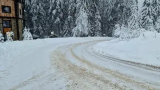 Снегът вече е над метър в тази БГ област, остави без ток...