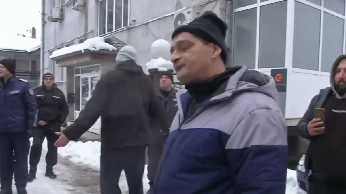 На хората им писна: Ето какво става пред офиса на енергоразпределителното дружество в Троян ВИДЕО