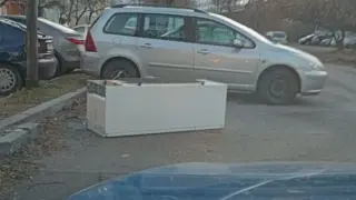 Цялата мрежа се чуди какво прави този бял хладилник на паркинг в София СНИМКА