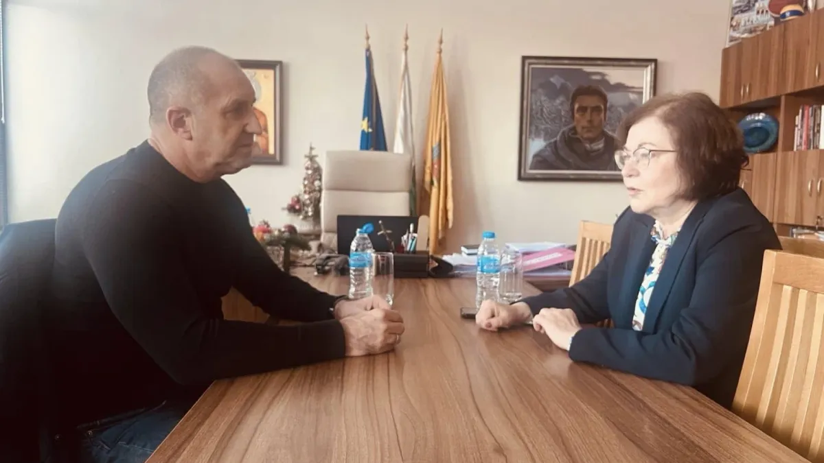 Сега ли разбра? Радев цъфна в Троян, разпитва кметицата за...