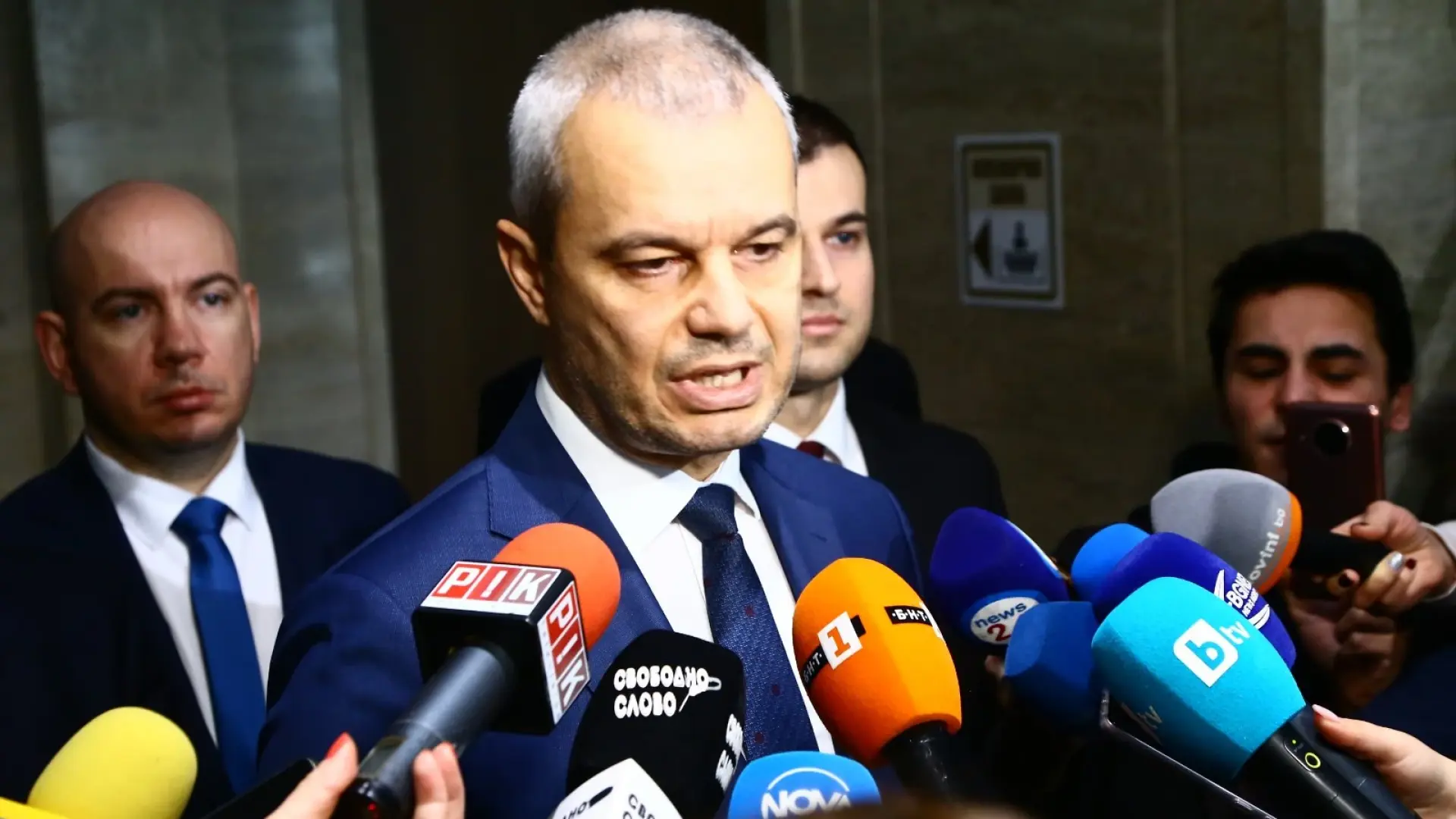 Костадинов изпреварва с реч президента за Нова година 