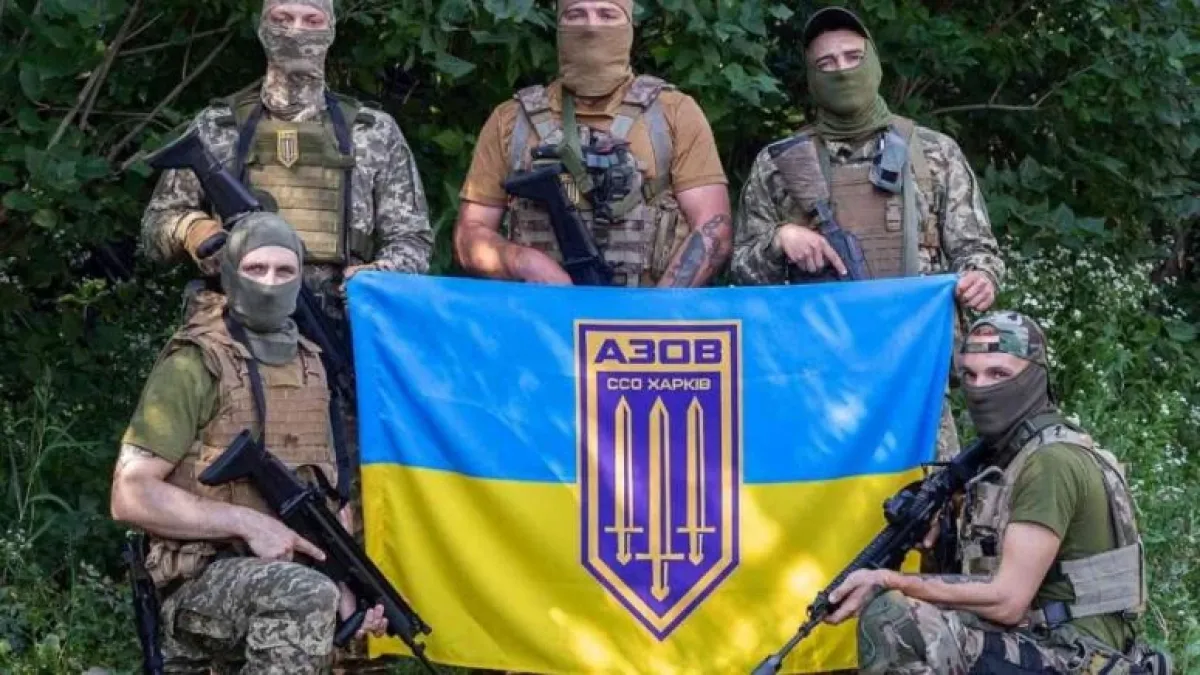 The Guardian: „Азов“ стяга редиците, набира англоезични войници