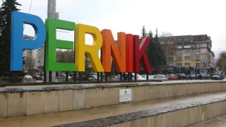 Символ на Перник тръгна да пада СНИМКИ