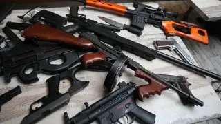 Разпити на полицията в цялата страна, причината - купчина оръжия 