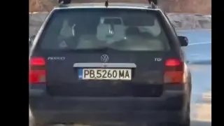 Баща качи детето в скута си и го остави да кара по завоите на Шипка ВИДЕО