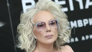 Палавница: Полуголата Лепа Брена яхна мъжа си ВИДЕО