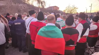 Калофер ври и кипи, 3-г. дете събра очите на стотици из ледените води СНИМКИ