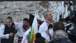 Костадинов се хвърли в ледени води, показа любопитна СНИМКА