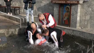 БЛИЦ Live: На Ивановден в Карлово изкъпаха булките, имениците и кмета