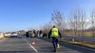 Ад край Поморие с обърнат бус, движението е блокирано СНИМКИ