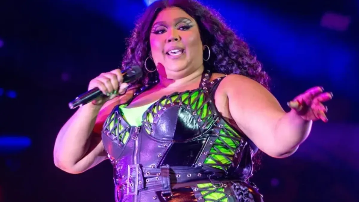 Рапърката Lizzo показа фигурата си по бански след отслабването ВИДЕО 18+