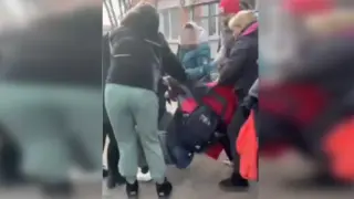 Минувачи попречиха да мобилизират мъж в Запорожие ВИДЕО