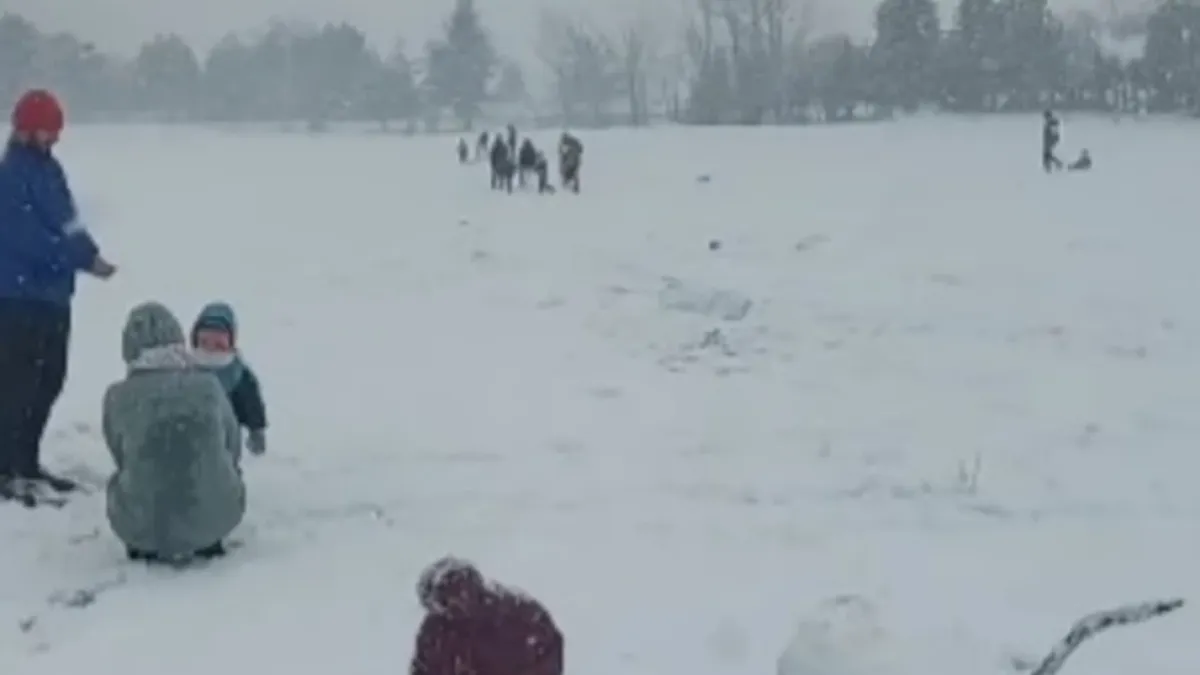 Деца в наш голям град видяха за първи път сняг ВИДЕО