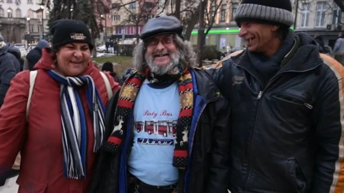 Спят във вагоните, къпят се на "Халите", а полицията знае и ги пуска ВИДЕО
