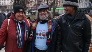 Спят във вагоните, къпят се на "Халите", а полицията знае и ги пуска ВИДЕО