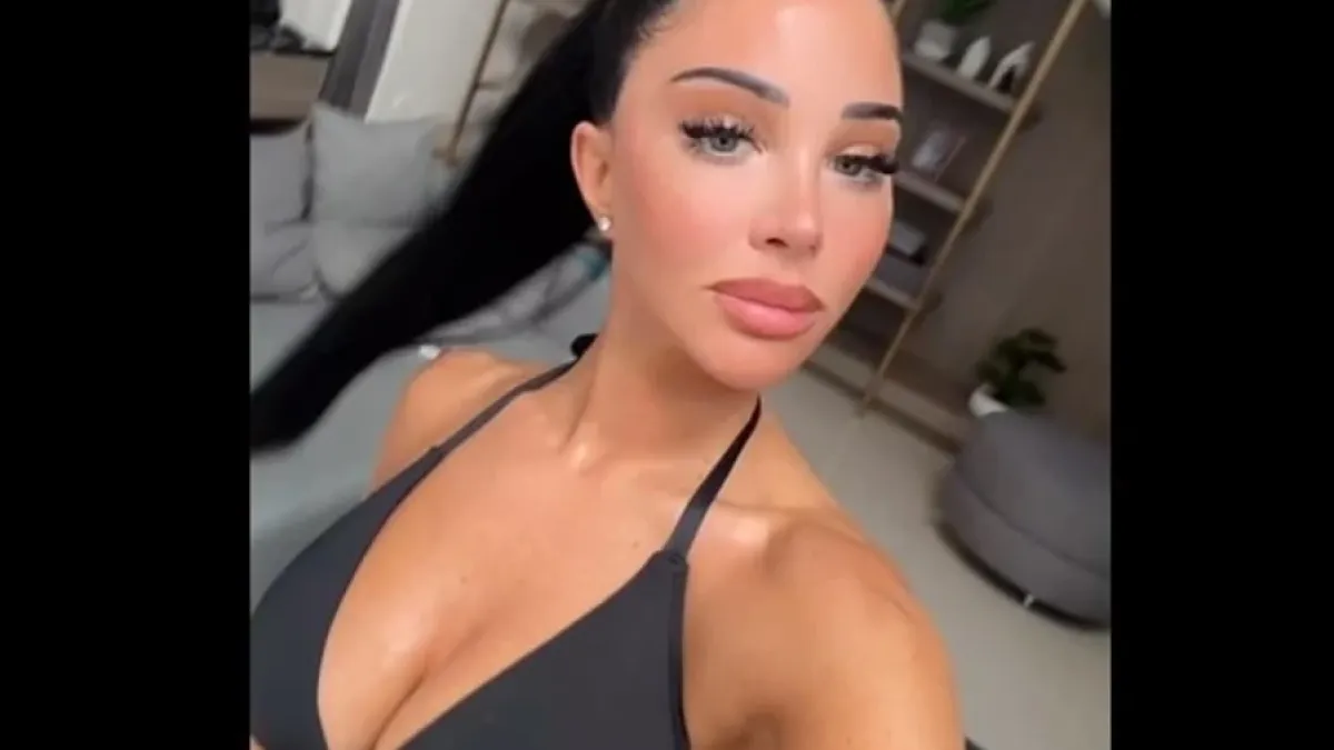 Певица се разголи на почивката си и показа горещо тяло СНИМКИ 18+