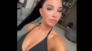 Певица се разголи на почивката си и показа горещо тяло СНИМКИ 18+