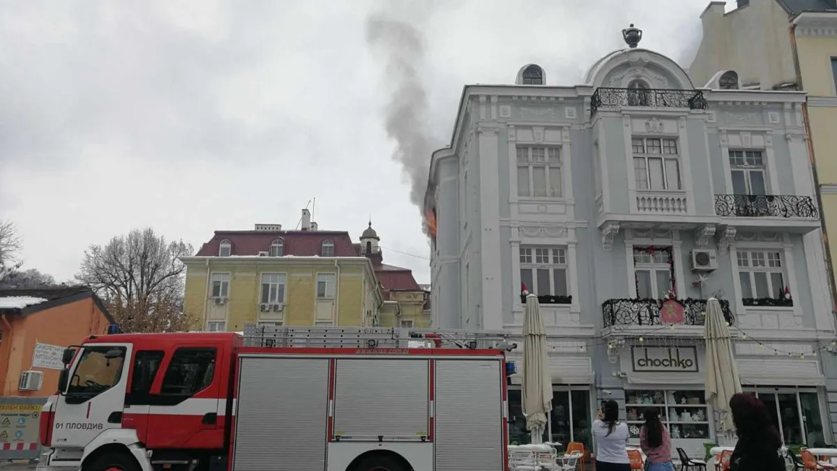 Само в БЛИЦ: Покривът на горящата сграда в Пловдив рухна, вътре има човек ВИДЕО