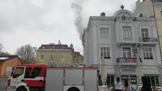 Само в БЛИЦ: Покривът на горящата сграда в Пловдив рухна, вътре има човек ВИДЕО