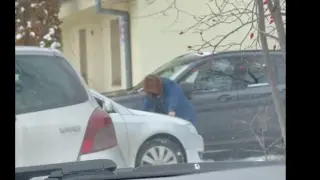 Заснеха грозна сцена пред столична болница! Жена чупи... ВИДЕО