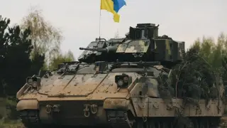 Руски войници се молят и крият в църква, опитвайки се да се спасят от украинската...