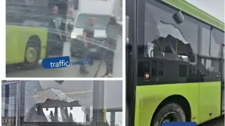 Лют екшън в Пловдив: Мъж нападна шофьор на автобус с кол, оказа се отмъщение за... СНИМКА