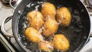 Опитни готвачи разкриха кога точно се осоляват картофите при варене 