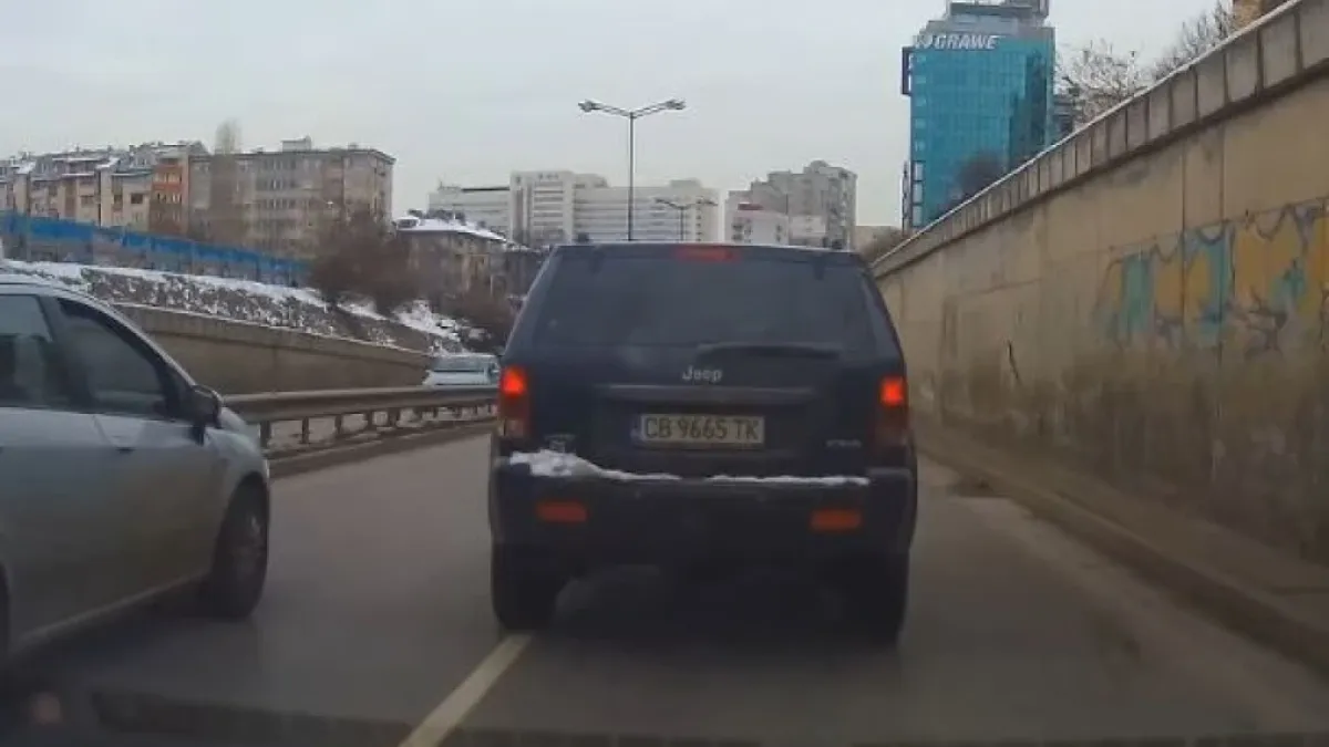 Като мутра: Черен джип вилнее из улиците на София, засича опасно ВИДЕО 