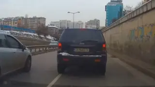 Като мутра: Черен джип вилнее из улиците на София, засича опасно ВИДЕО 