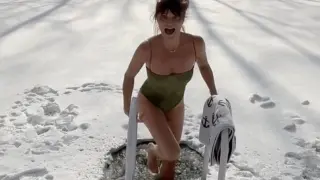 Супермоделката Хелена Кристенсен влезе по бански в ледена дупка ВИДЕО 18+