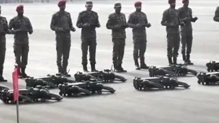Вижте как кучета роботи маршируват на военен парад ВИДЕО