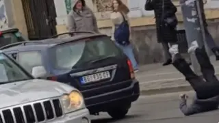 Ужасяващо ВИДЕО 18+ показва как кола се врязва в тълпа от протестиращи студенти в Сърбия