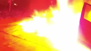 Престъпници се опитаха да подпалят кола, но ето какво им се случи ВИДЕО