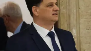 Един от новите министри вече раздаде пари на...