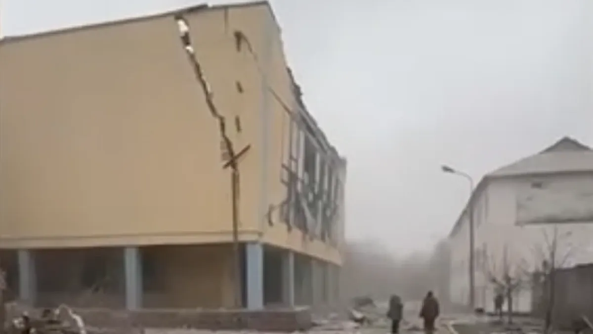 Кървава атака над родния град на Зеленски, взривено е училище, има жертви ВИДЕО