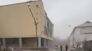 Кървава атака над родния град на Зеленски, взривено е училище, има жертви ВИДЕО