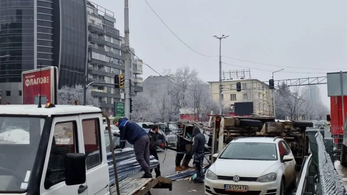 Зрелищна катастрофа в София: Камион се преобърна на бул. България СНИМКИ