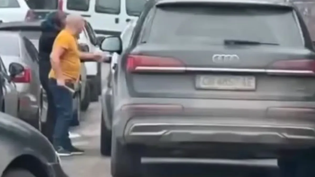 Екшън в София! Шофьор слезe с чук от черен джип и стана страшно ВИДЕО
