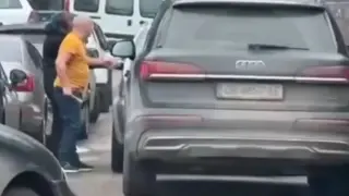 Екшън в София! Шофьор слезe с чук от черен джип и стана страшно ВИДЕО