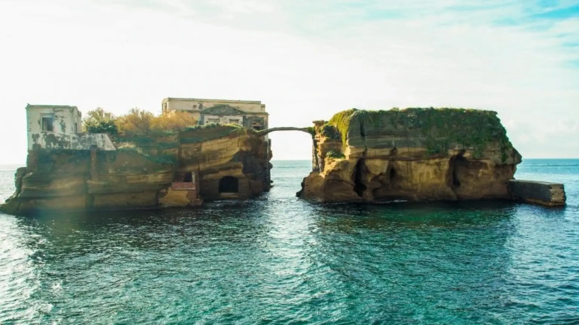 Гайола - прокълнатият остров на Неапол, който има мъчителна история СНИМКИ