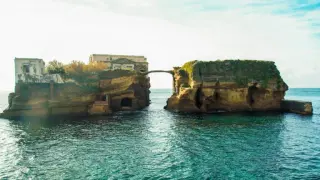 Гайола - прокълнатият остров на Неапол, който има мъчителна история СНИМКИ