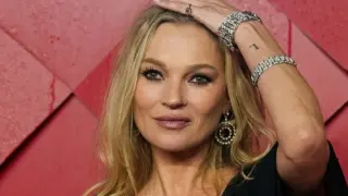 51-г. Кейт Мос отпразнува рождения си ден по топ с деколте до пъпа ВИДЕО 18+